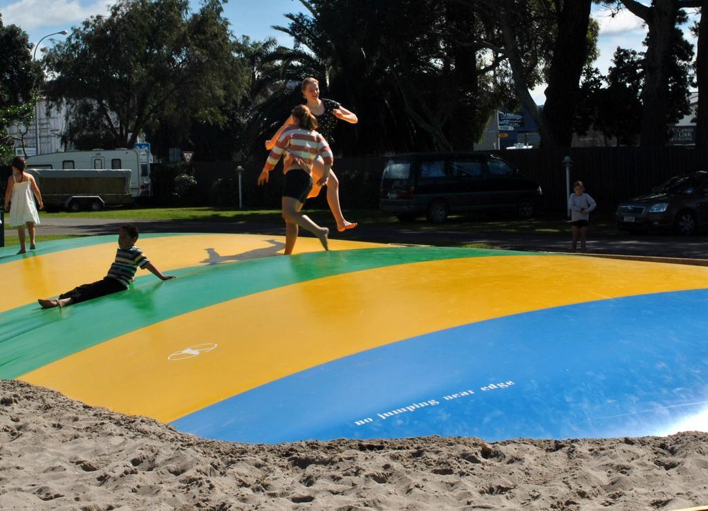 Waikanae Beach Top 10 Holiday Park ギズボーン エクステリア 写真